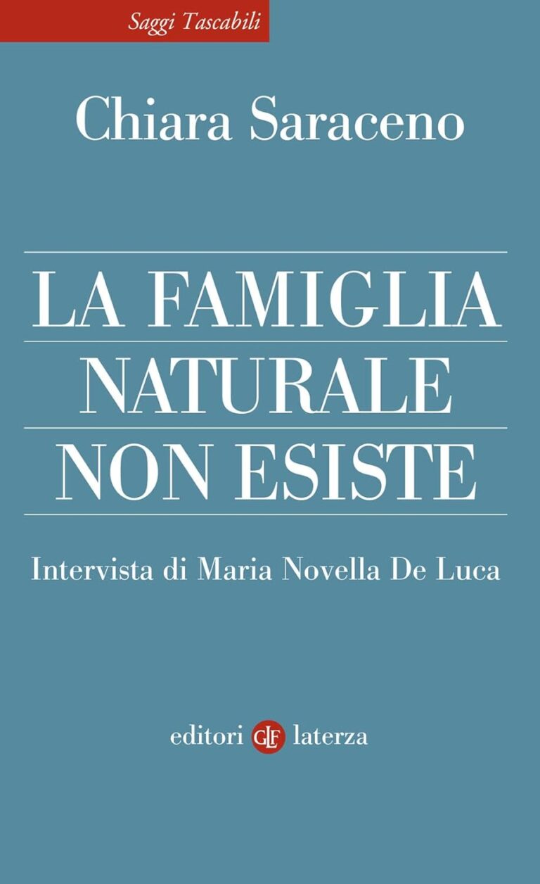 Copertina del saggio ‘La famiglia naturale non esiste’ di Chiara Saraceno, grafica minimale azzurra con titolo bianco, collana Saggi Tascabili Laterza.