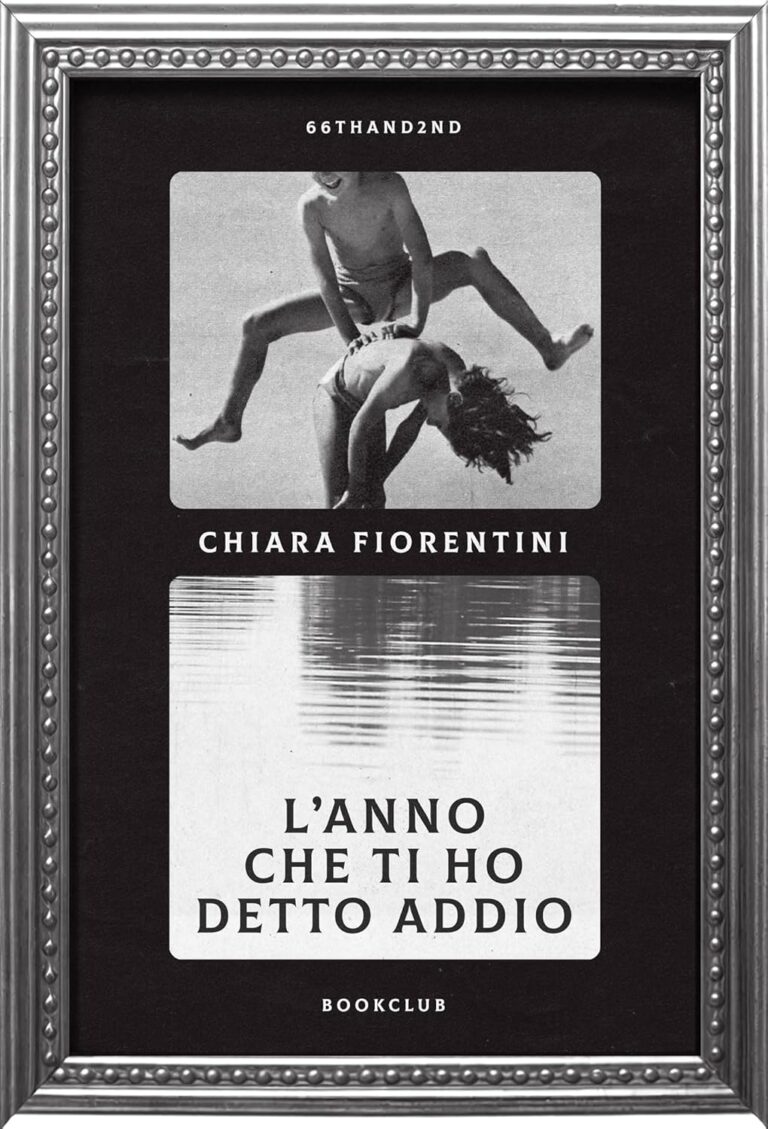 Copertina del romanzo ‘L’anno che ti ho detto addio’ di Chiara Fiorentini, in bianco e nero con cornice e foto d’epoca di ragazzi che giocano, titolo su riflesso d’acqua.